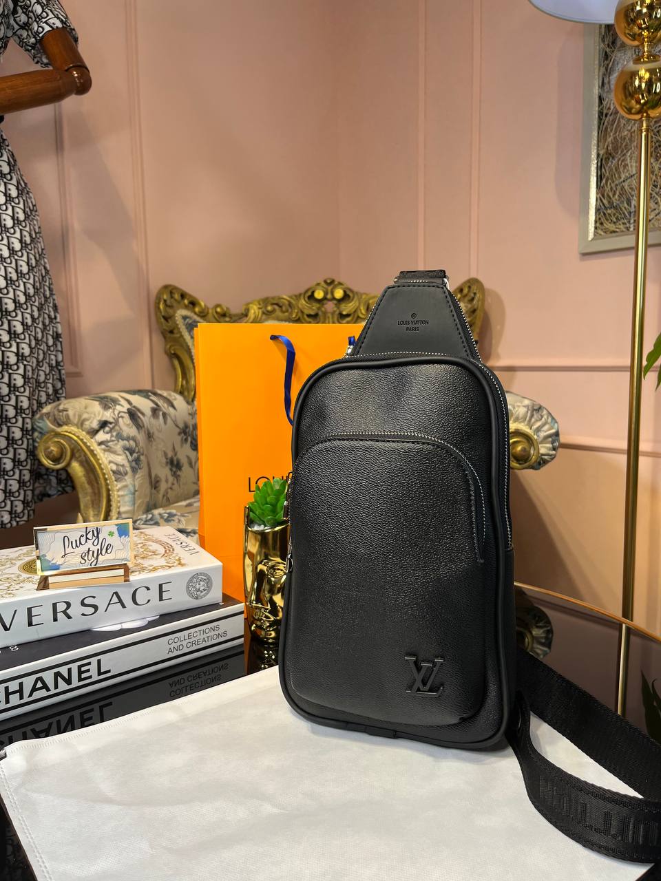 Сумка-слинг Louis Vuitton чёрная 95843