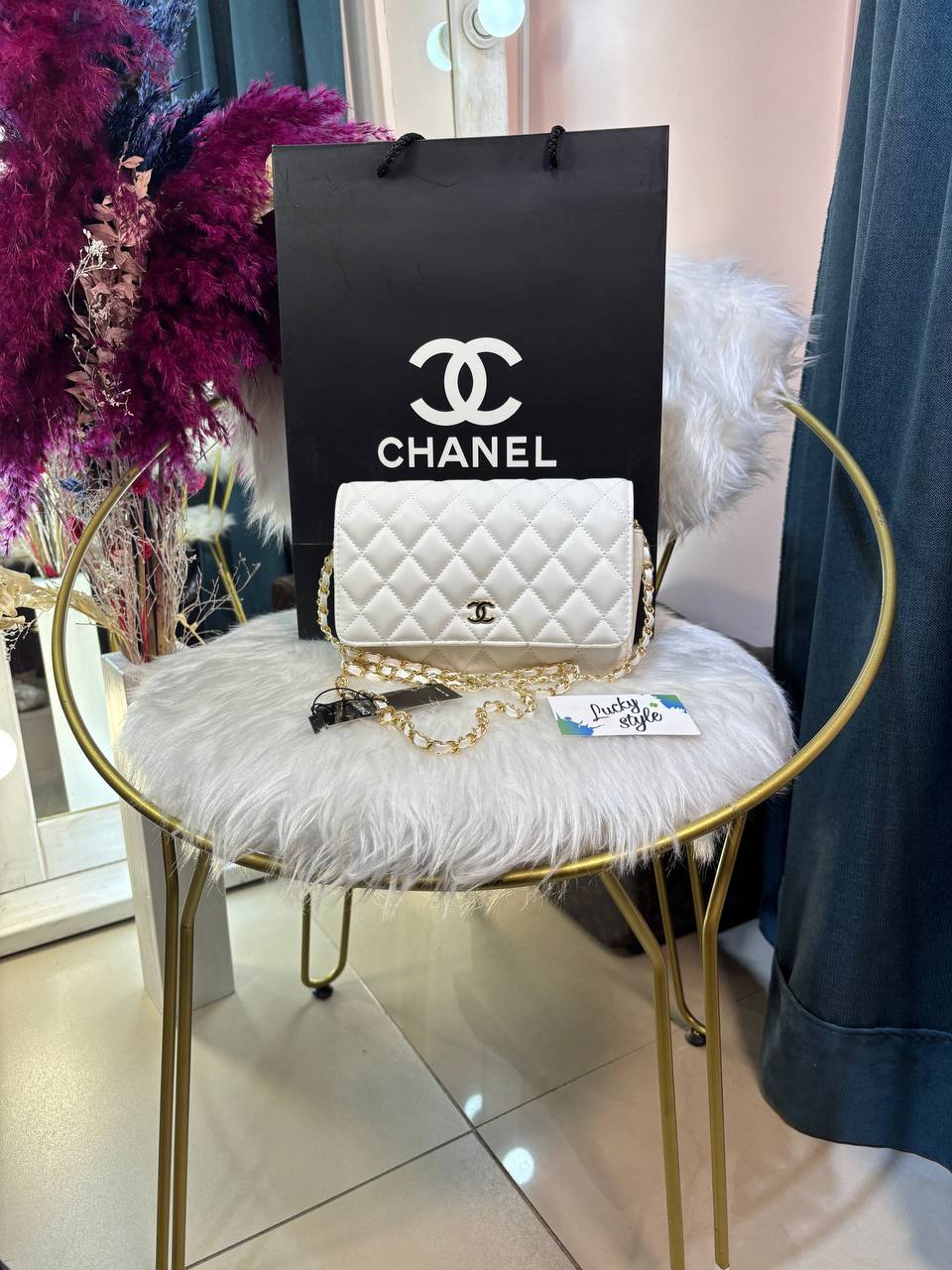 Белая сумка CHANEL - Classic Wallet On Chain 96279