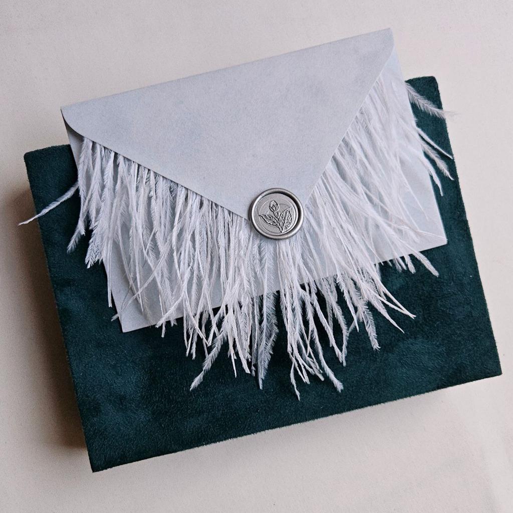 Конверт бархатний з пір'ям і сургучем. Сіро-блакитний