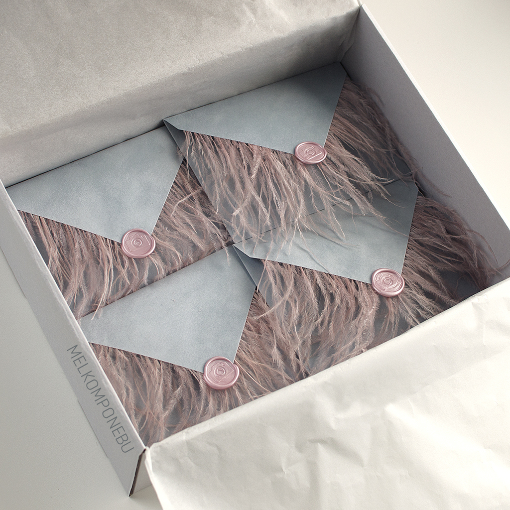 Конверт бархатний з пір'ям і сургучем. Сіро-голубий з рожевим IN STOCK