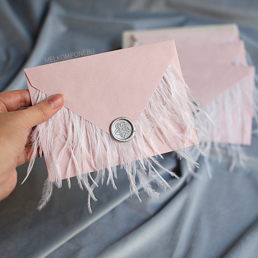Конверт бархатний з пір'ям і сургучем. Рожевий з білим INSTOCK