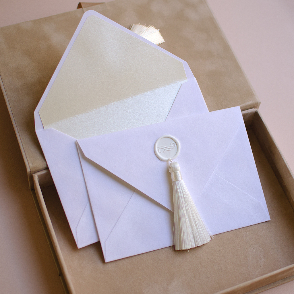 Конверт бархатний з китицею. Білий INSTOCK