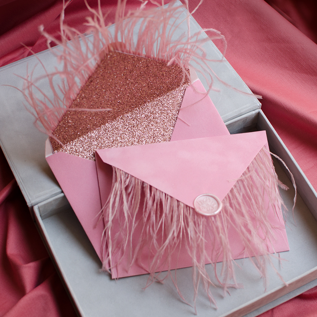 Конверт бархатний з пір'ям з сургучем. Яскраво-рожевий