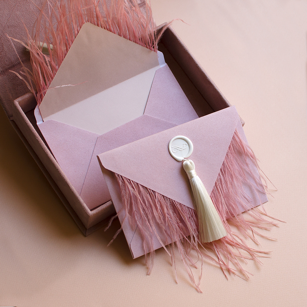 Конверт бархатный с кисточкой и перьями. Розовый с белым INSTOCK