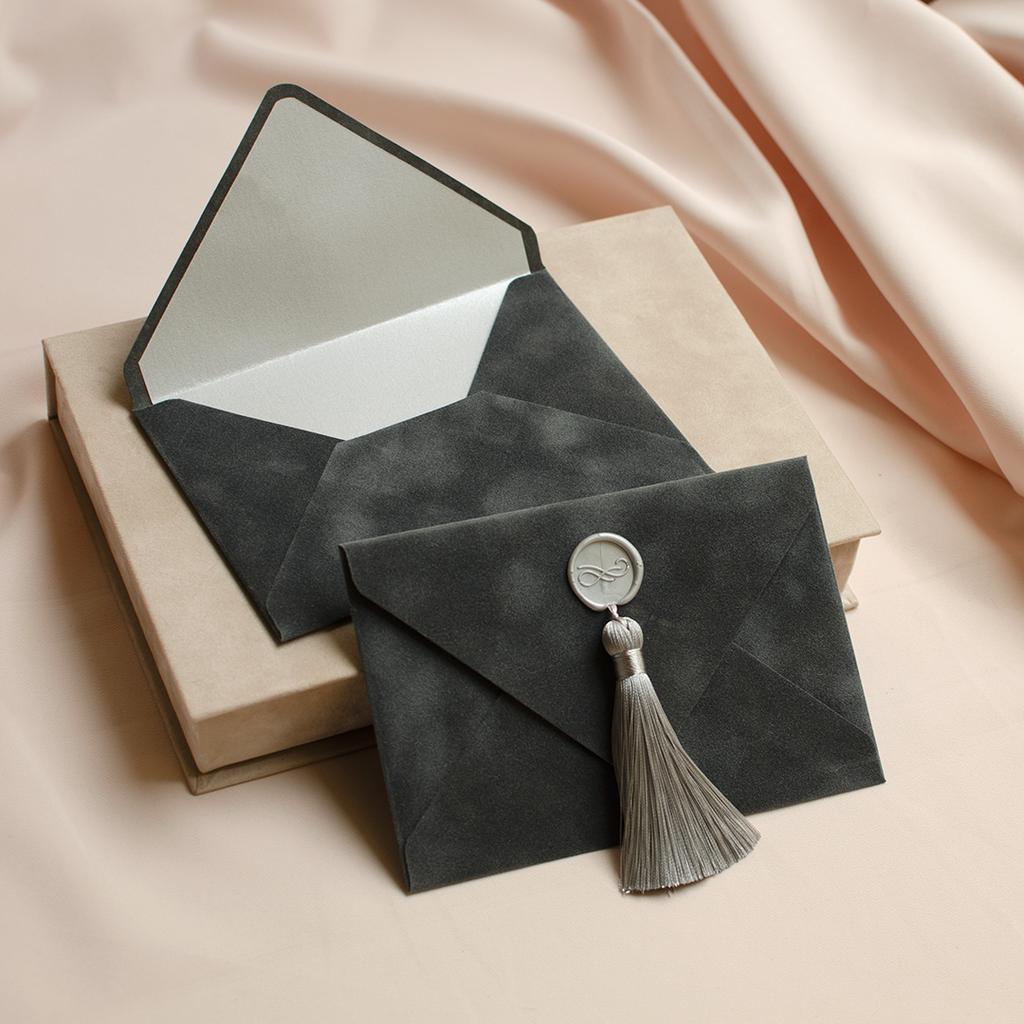 Конверт бархатний з китицею. Антрацит IN STOCK