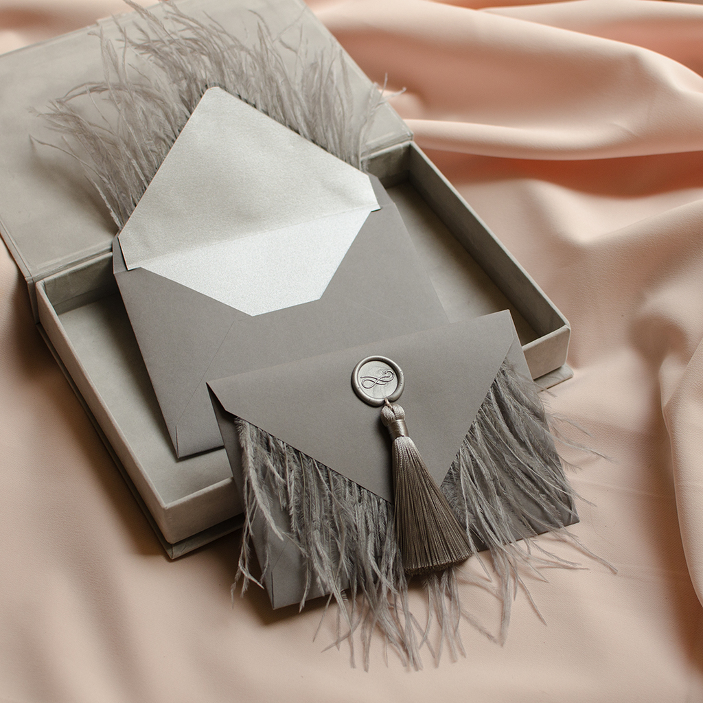 Конверт паперовий з китицею та пір'ям. Матово-сірий
