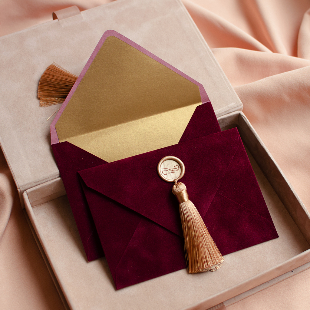 Конверт бархатний з китицею. Бордо