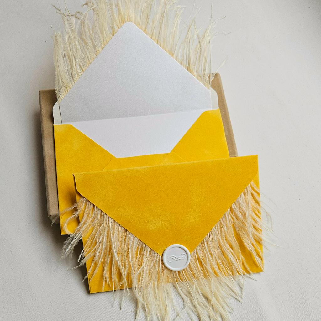 Конверт бархатний з пір'ям та сургучем. Жовтий