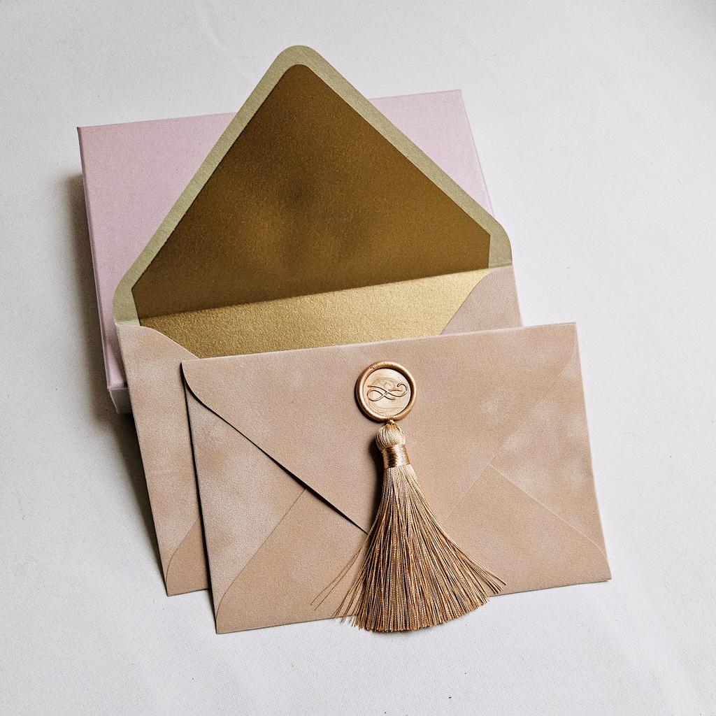 Конверт бархатний з китицею. Бежевий