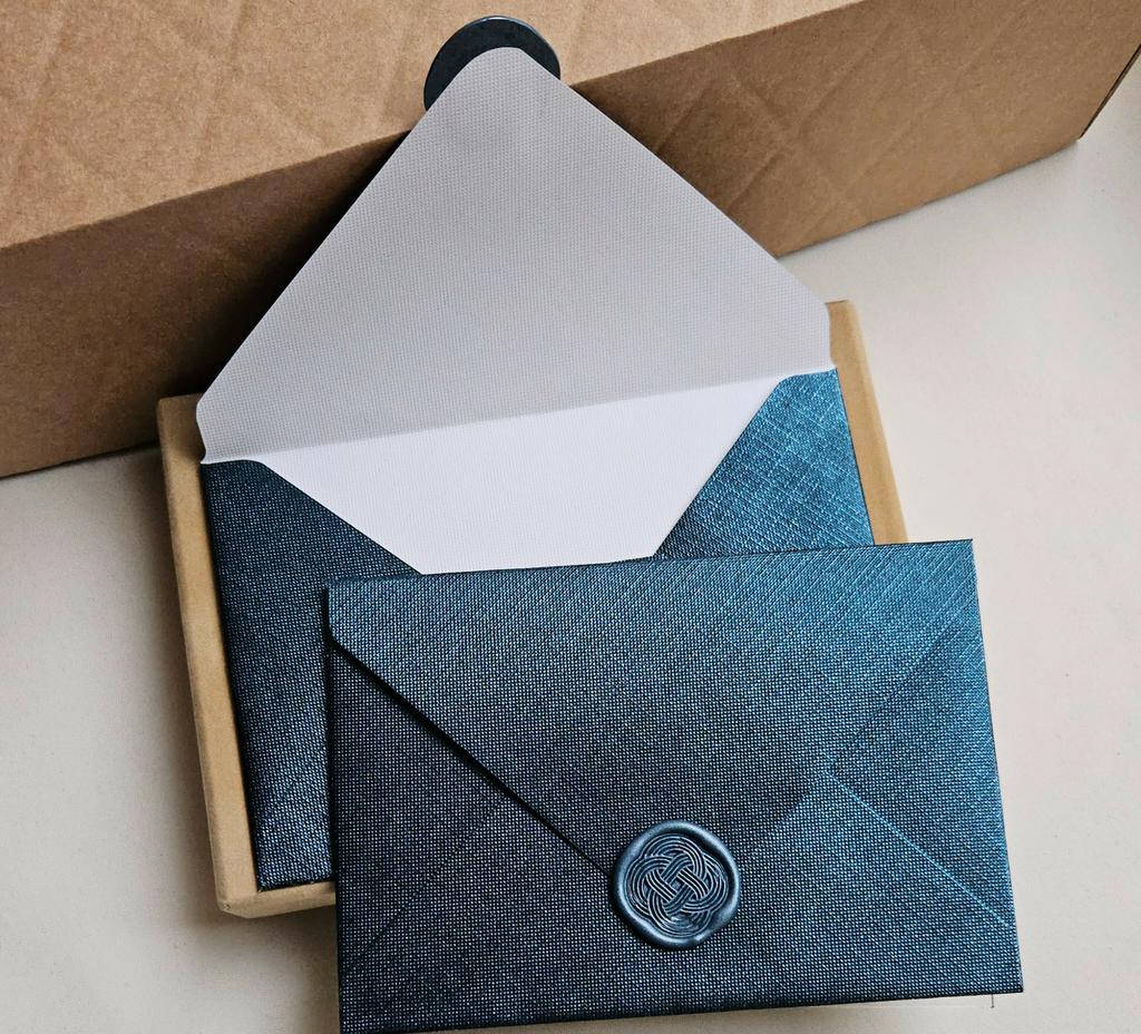 Конверт ЛЬОН металевий. Різні кольори