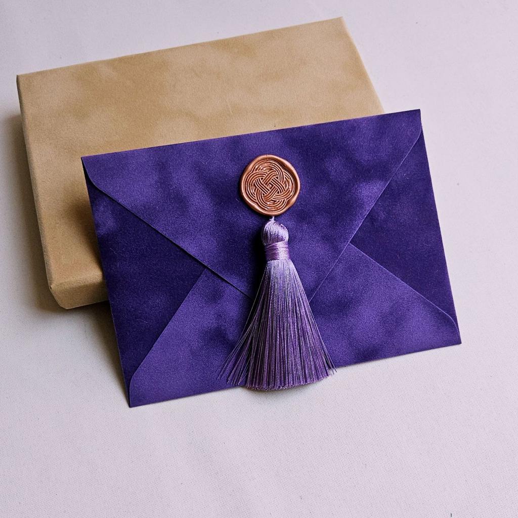 Конверт бархатний з китицею. Чорничний