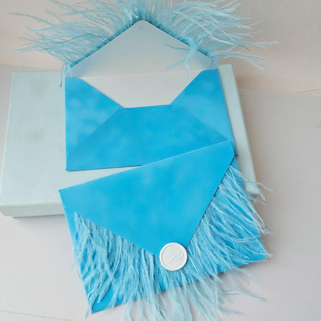 Конверт бархатний з пір'ям та сургучем. Яскраво блакитний