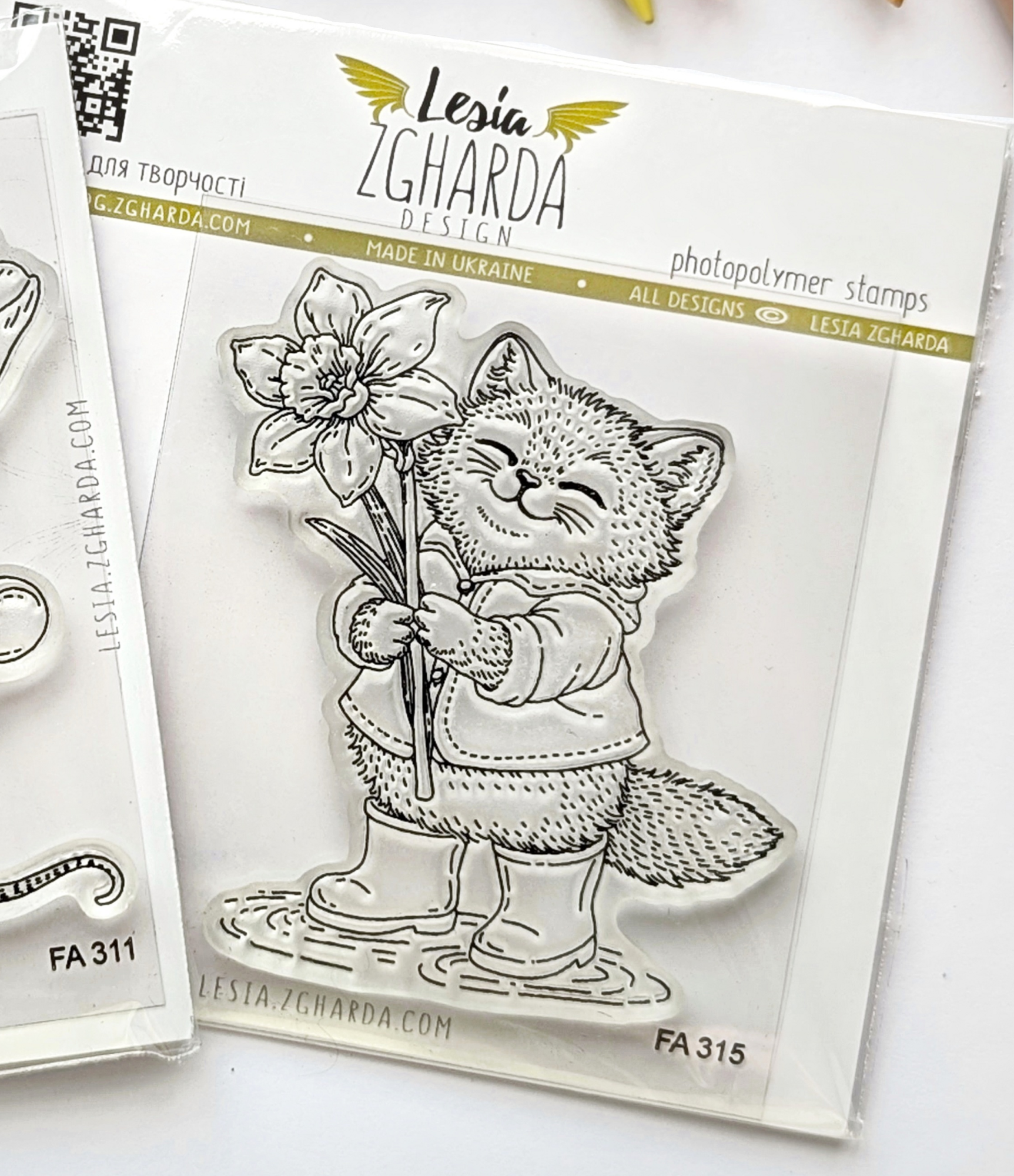 {FA315} Stamp “Cute Kitten with a Daffodil”