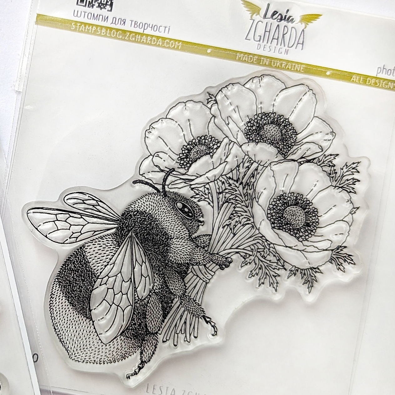 {FA330} Stamp “Bumblebee with a Flower Bouquet”
