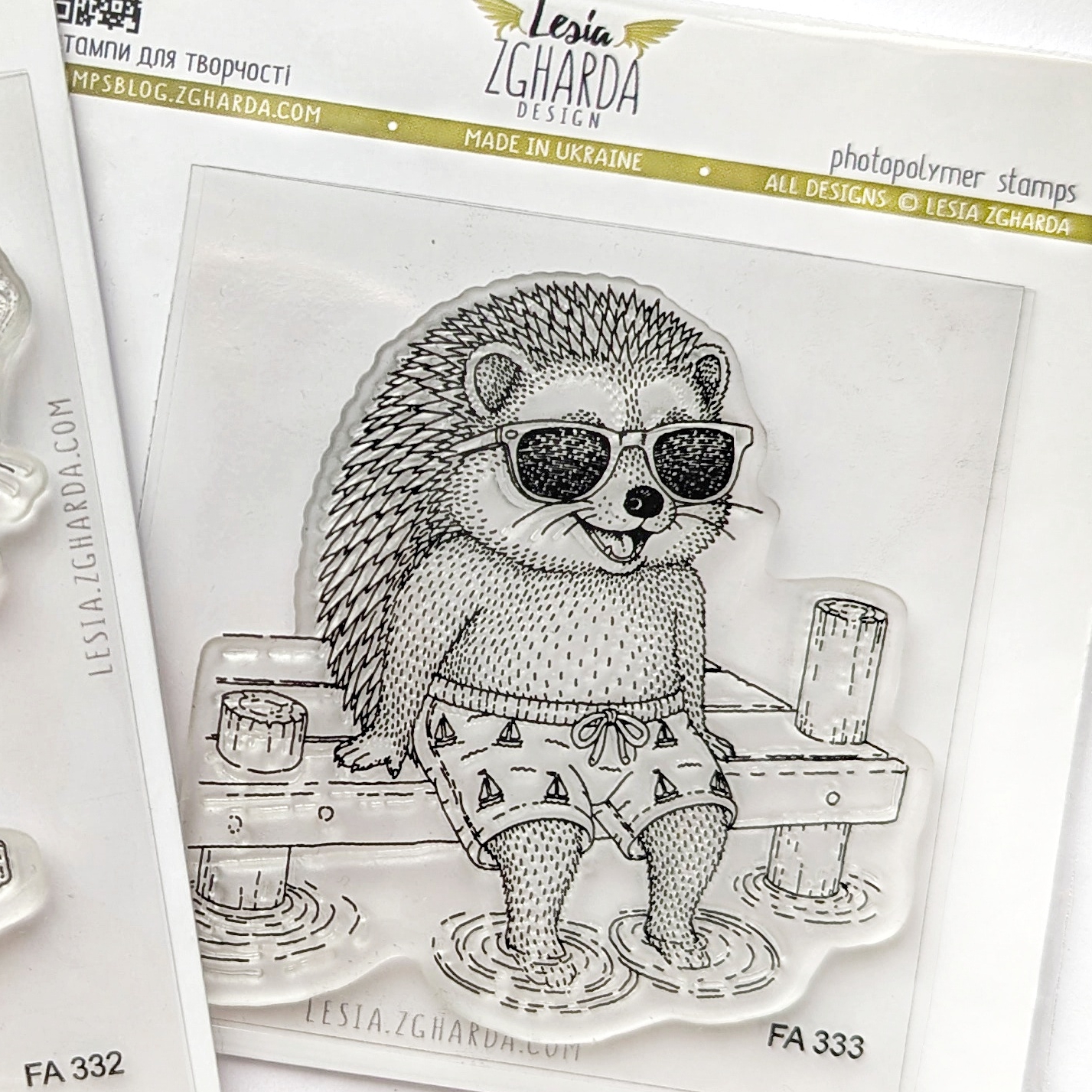 {FA333} Stamp “Hedgehog Relaxing on the Pier with Sunglasses”