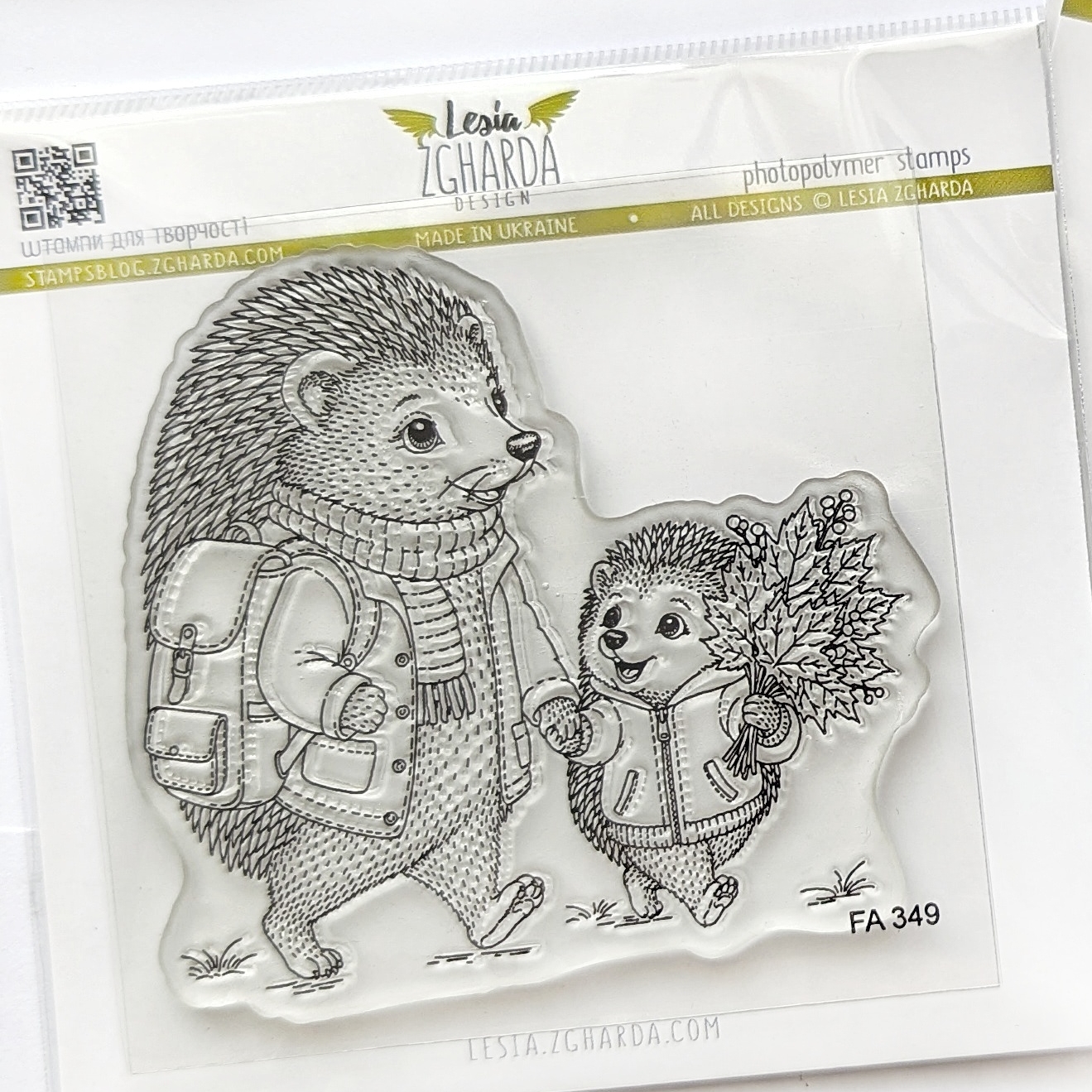 {FA349} Stamp "Papa Hedgehog and Baby Hedgehog with a Leaf Bouquet"