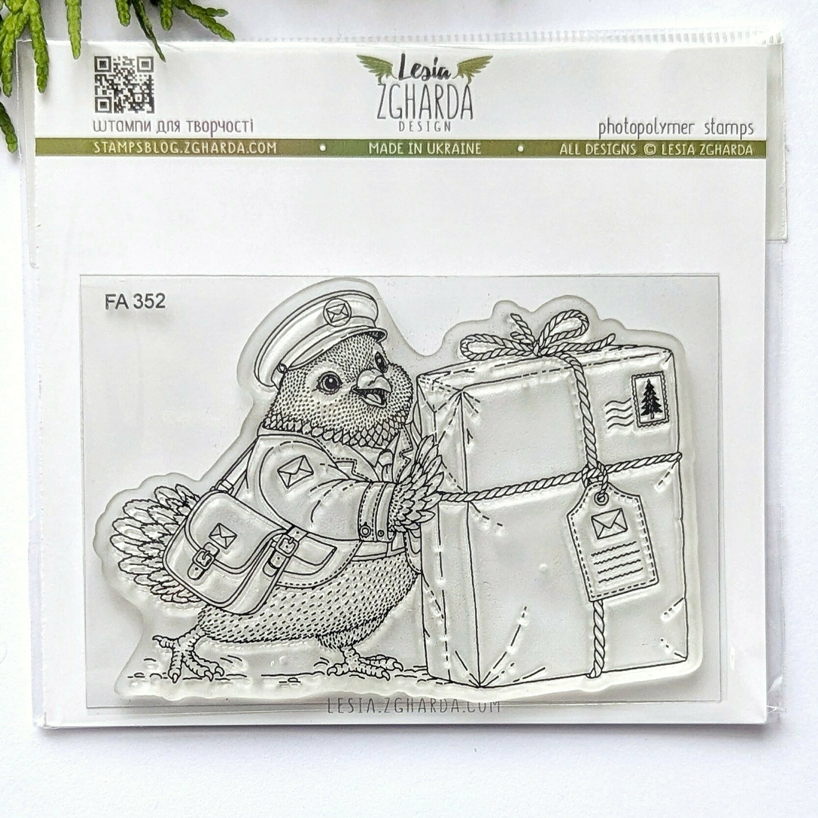 {FA352} Stamp "Postal Pigeon with a Gift Box"