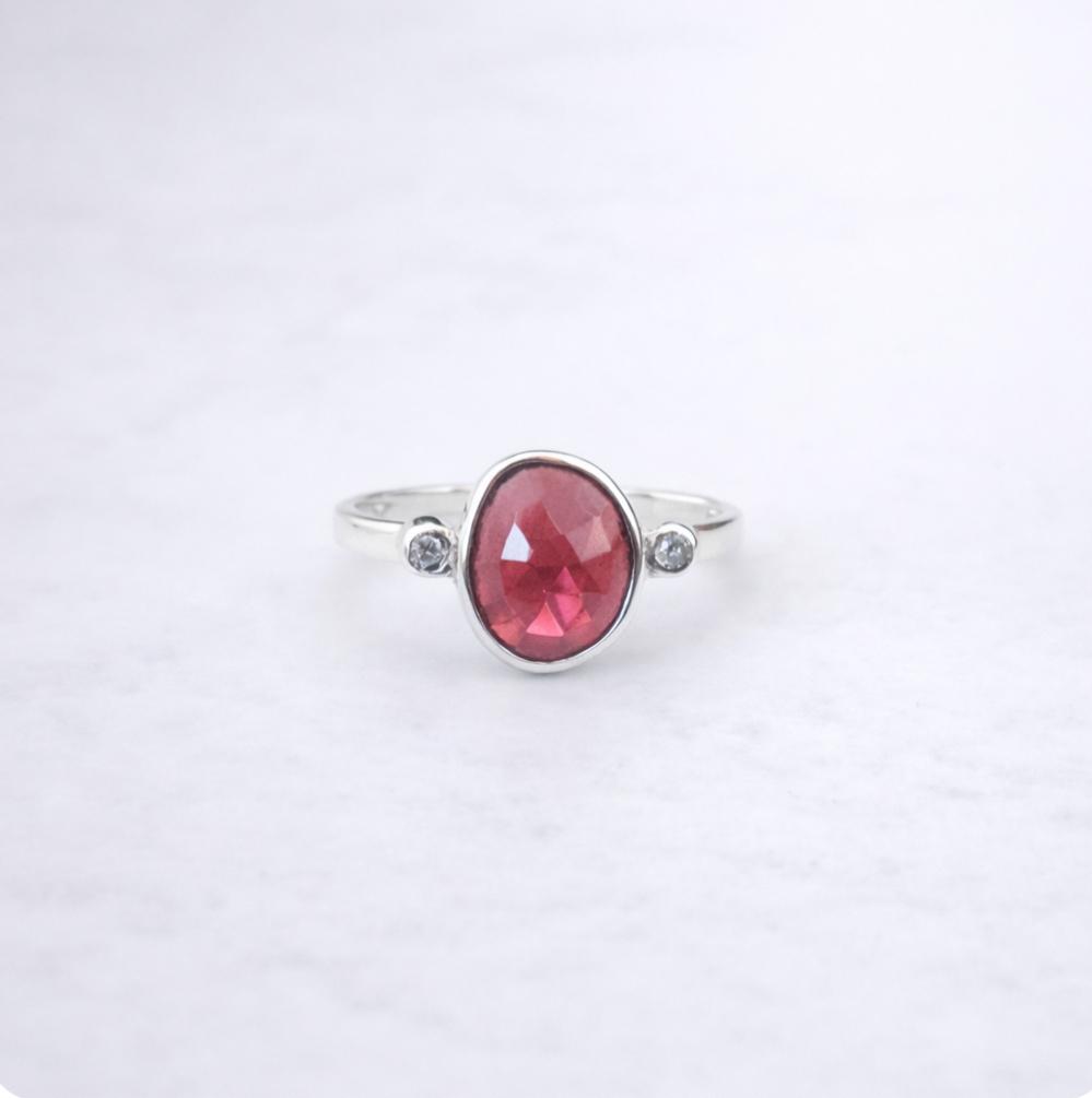 Bague en argent avec grenat et zircons.