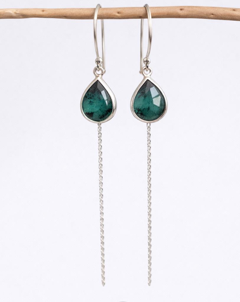 Boucles d’oreilles en argent avec émeraude opaque et chaîne