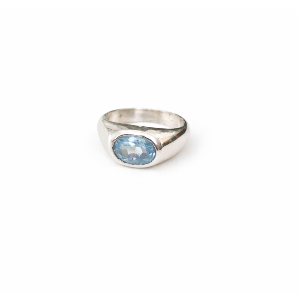 Bague chevalière avec topaze bleue facettée