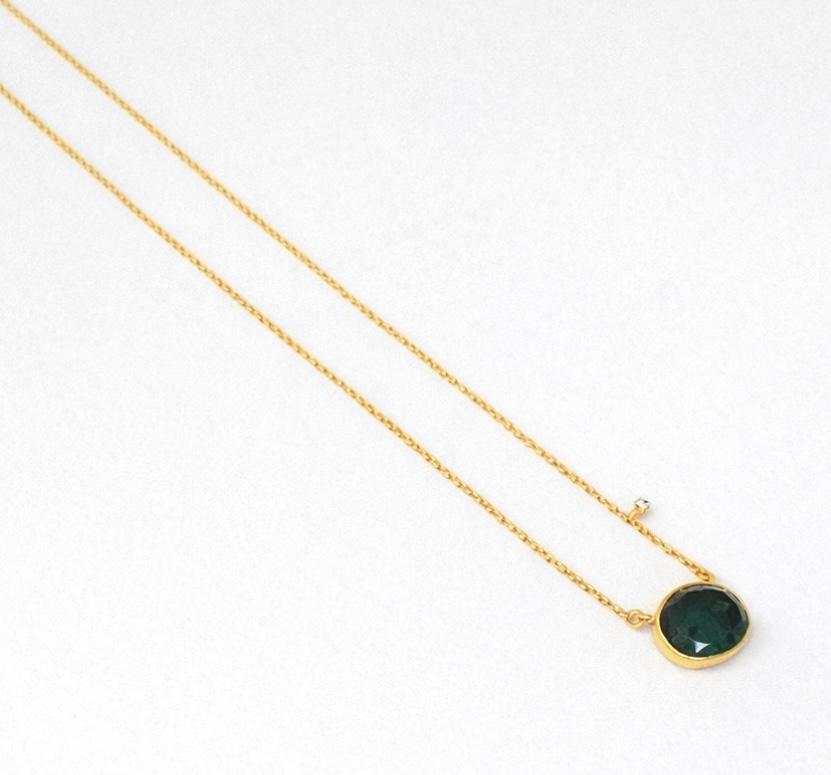 Collier en argent doré avec émeraude opaque et zircon