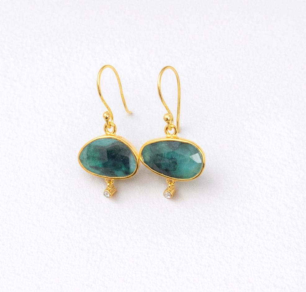 Boucles d’oreilles en argent doré avec émeraude opaque et zircon