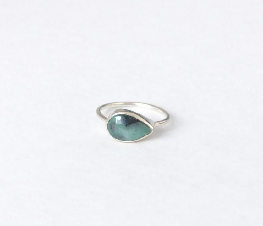 Bague fine en argent 925 avec émeraude naturelle opaque en goutte – taille 54, pièce unique