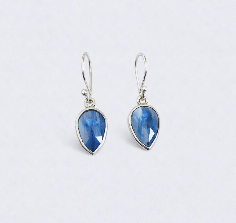 Boucles d’oreilles en gouttes avec cyanite naturelle 11 × 9 mm en argent 925 – pièce unique