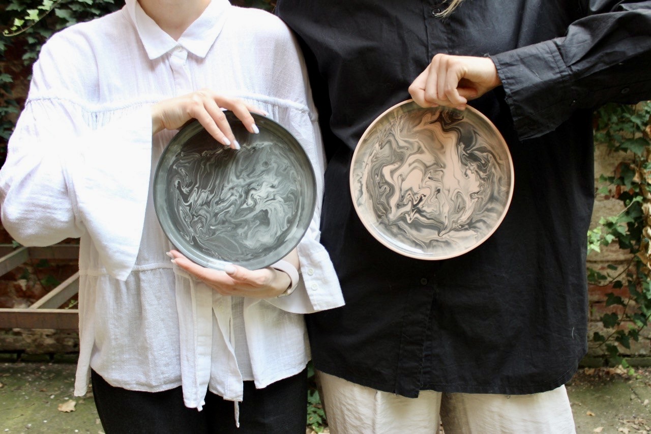 Monochrome collection plates