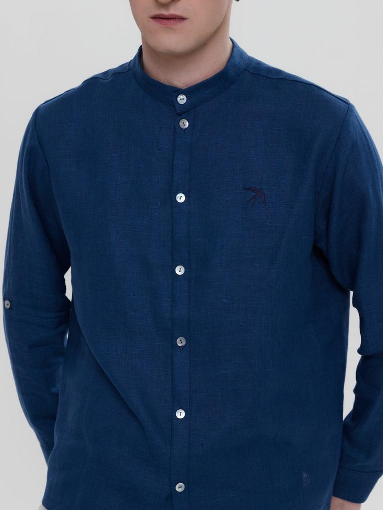 Чоловіча сорочка з коміром - стійкой та вишивкою "Ластівка" в синьому кольорі