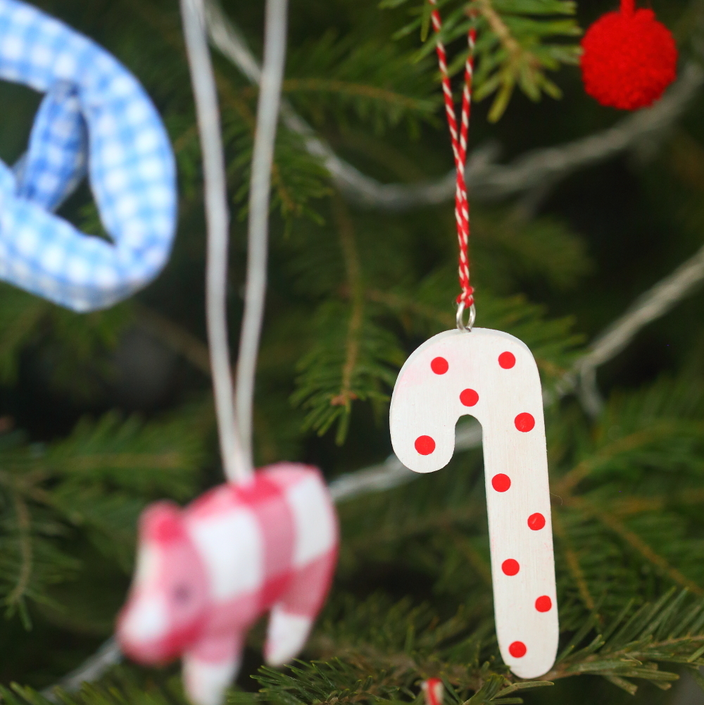 Підвіска дерев'яна "Льодяник" біла в горох DreamWood