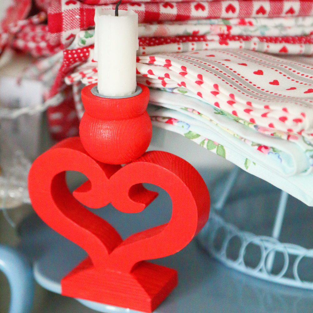 Підсвічник дерев'яний "Скандинавське серце" червоний DreamWood