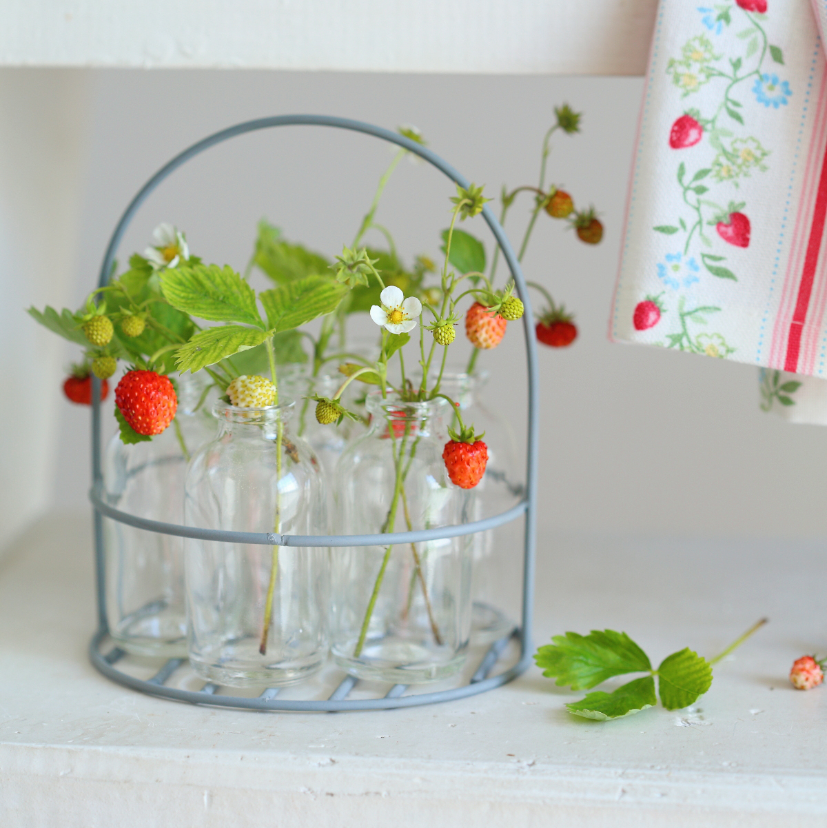 Пляшечки маленькі 7шт у круглій корзинці Madleys