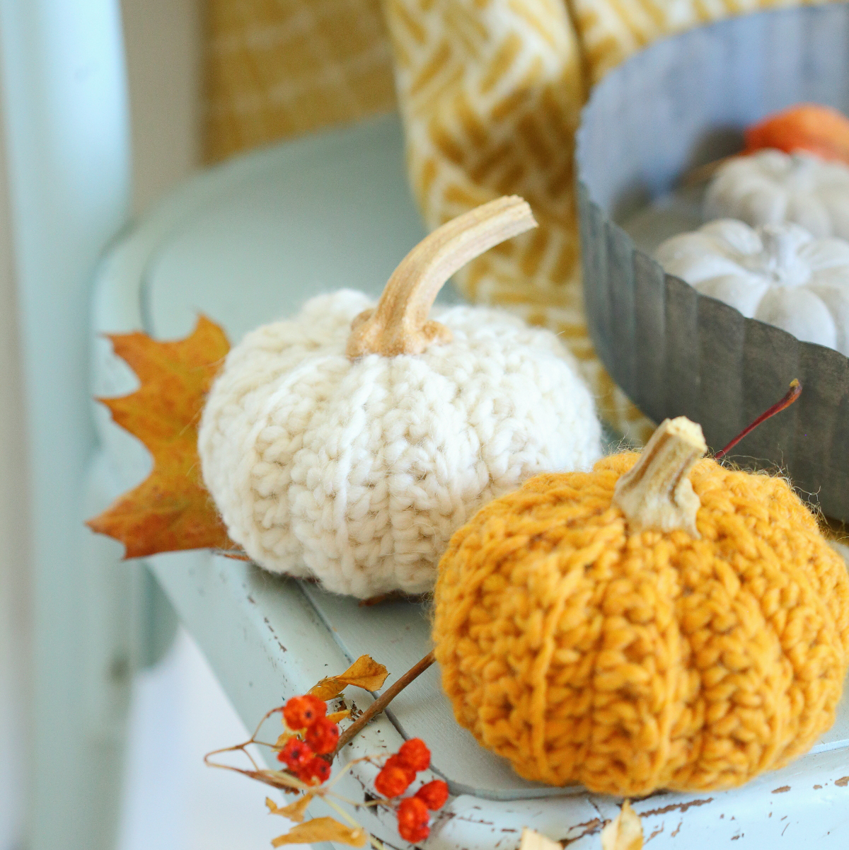 Гарбузик декоративний в'язаний 10см білий