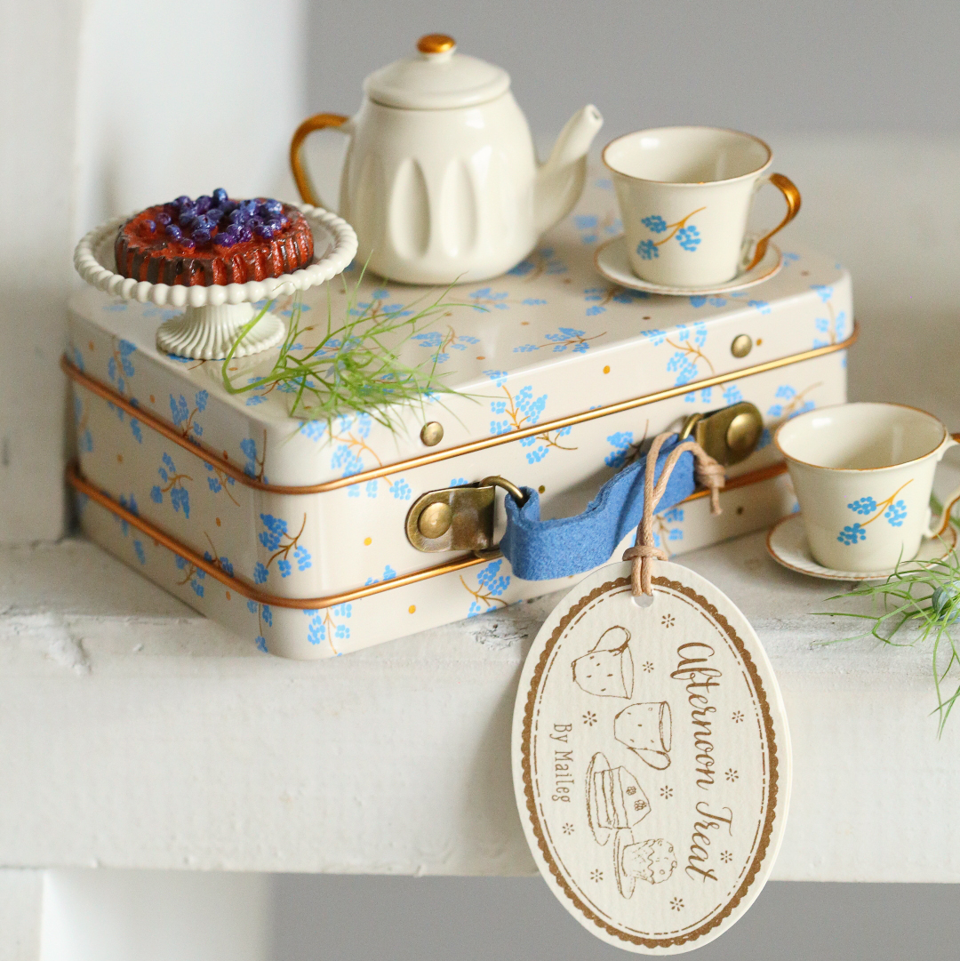Набір посуду у валізці Blue Madelaine 10см Maileg