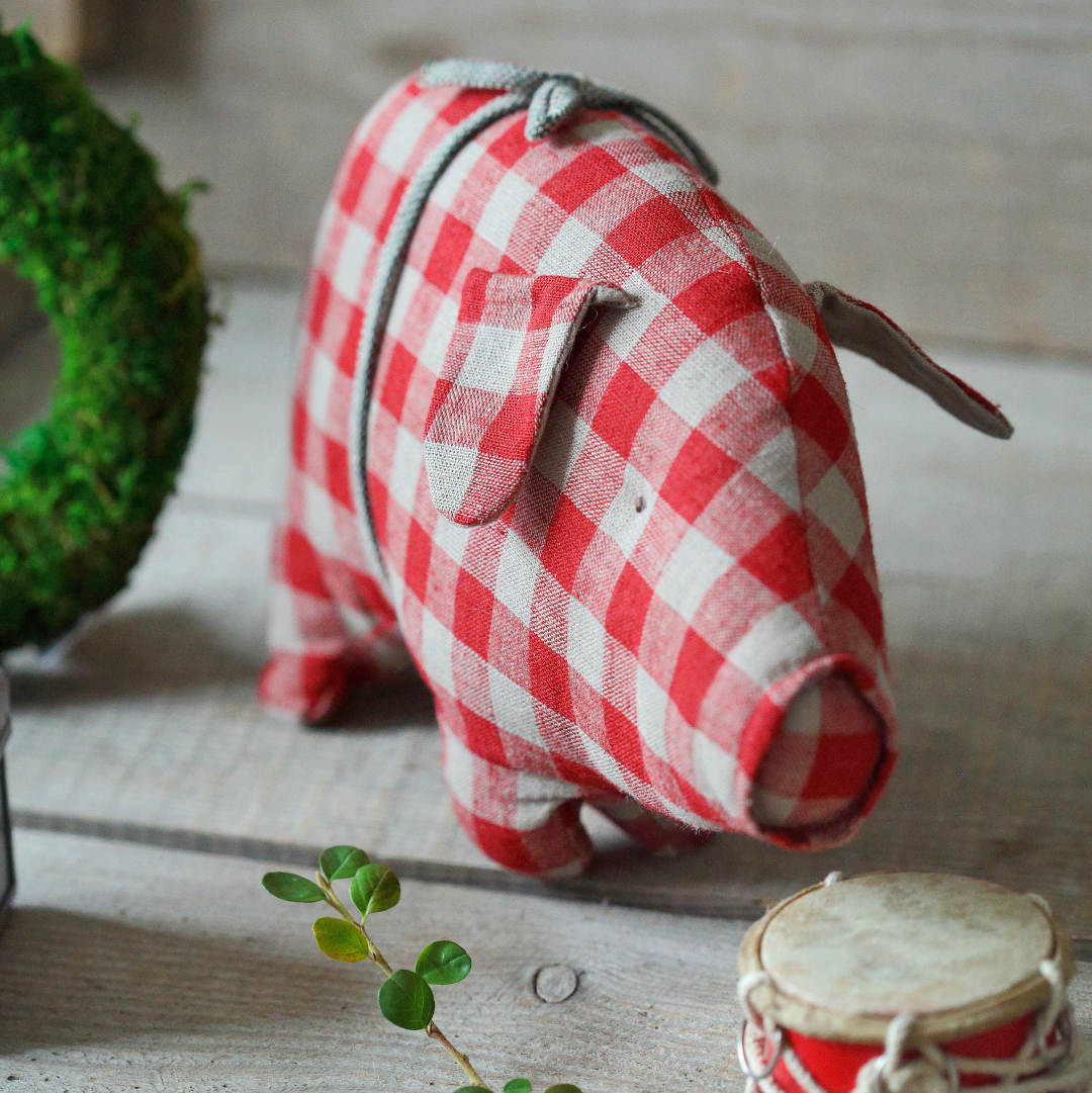 Іграшка текстильна "Свинка" червона в клітинку 25см Maileg