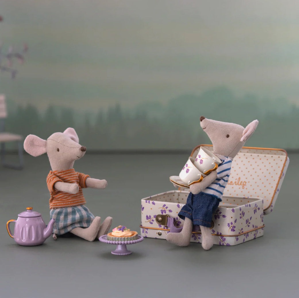 Набір посуду у валізці Purple Madelaine 10см Maileg