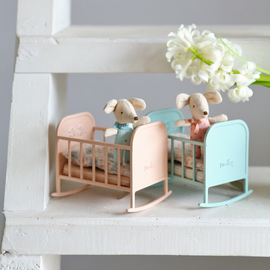 Колиска металева рожева 9см з постіллю Maileg