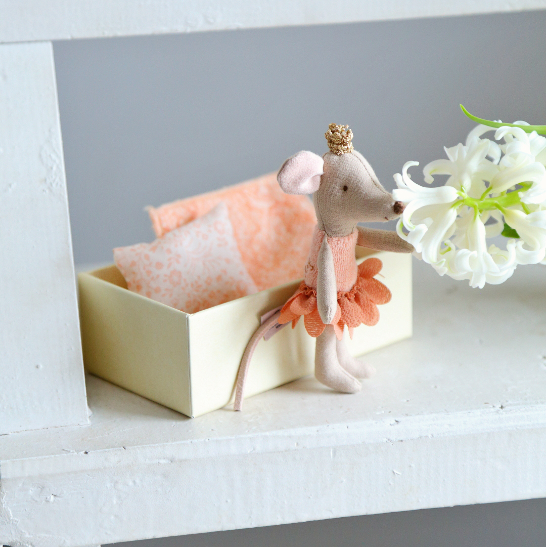 Мишка Принцеса у персиковому 11см у коробці з постіллю Maileg