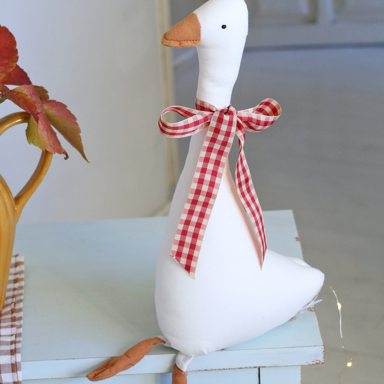 Гусеня текстильне 33см з червоною стрічкою Canea