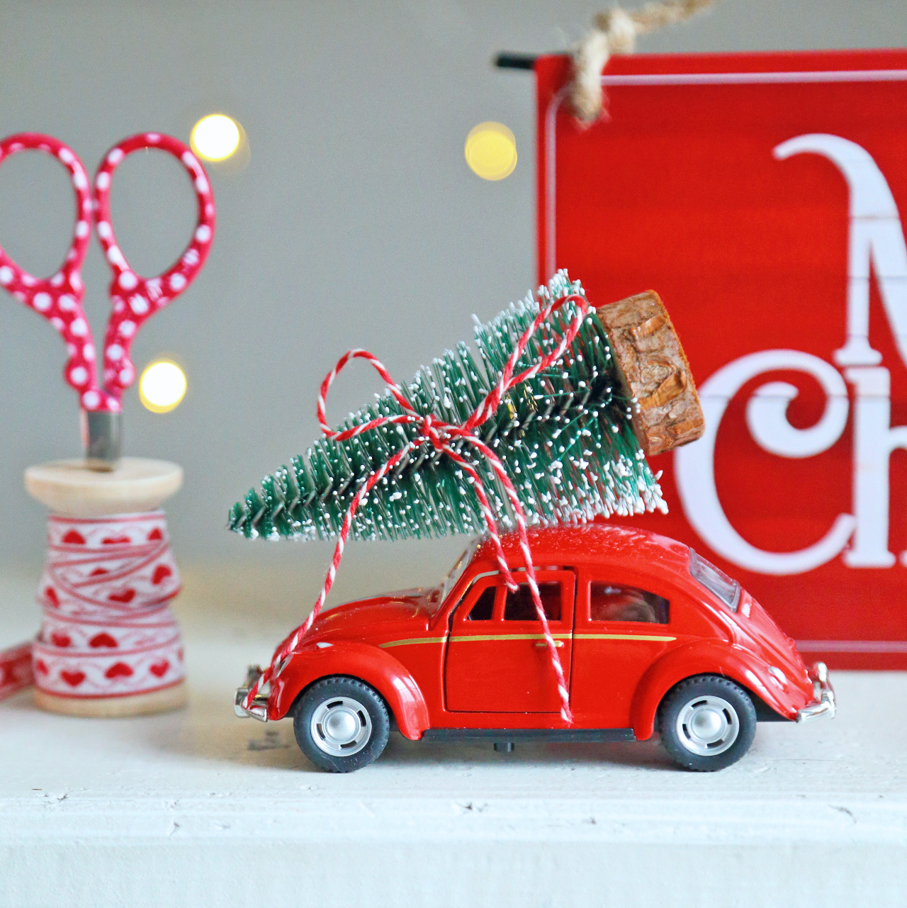 Машинка 11см з ялинкою Canea