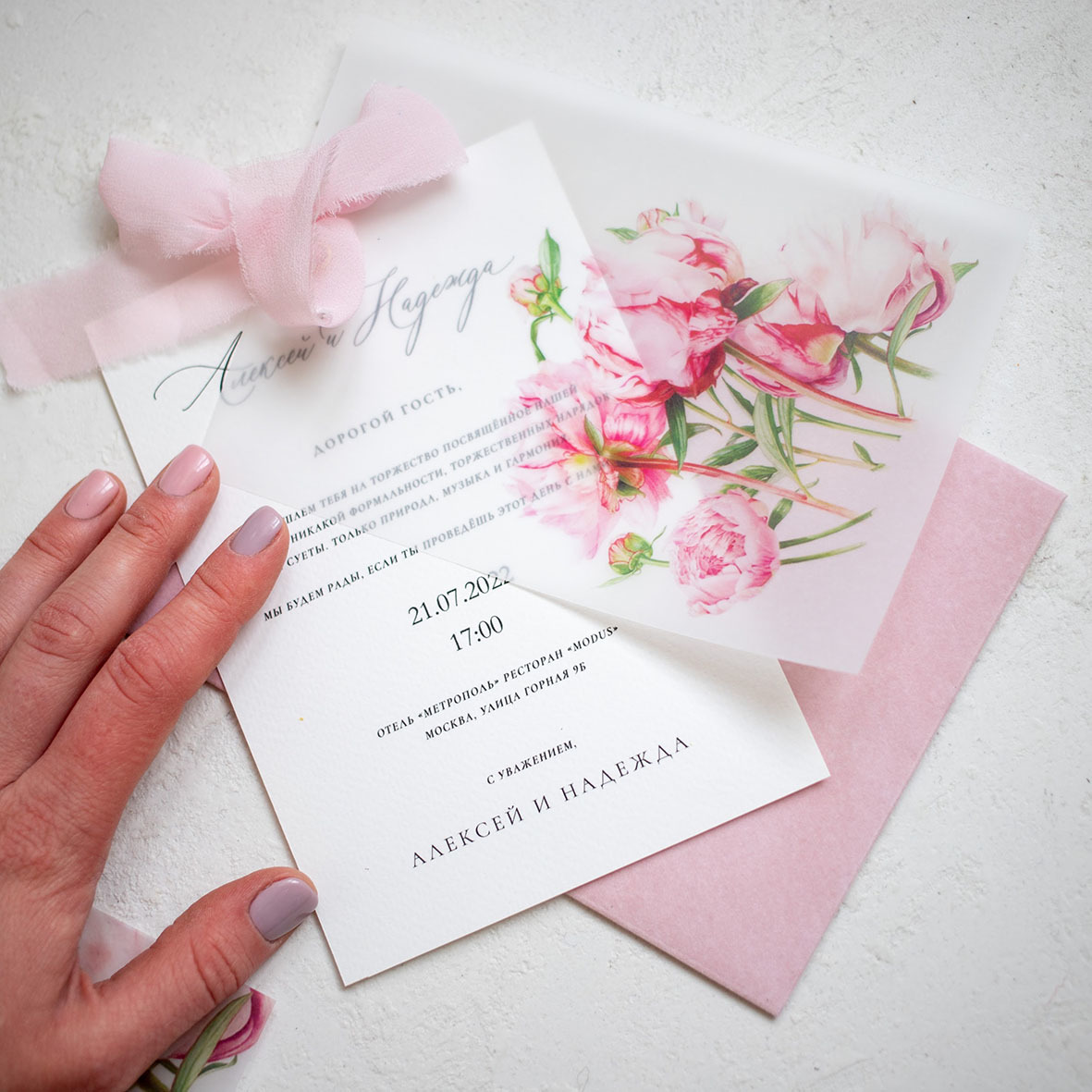 Оформление бумажными цветами свадебной арки