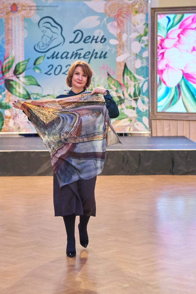 Платок «Львиный мостик». Ручная роспись на натуральном шёлке (крепдешин, 90х90 см).