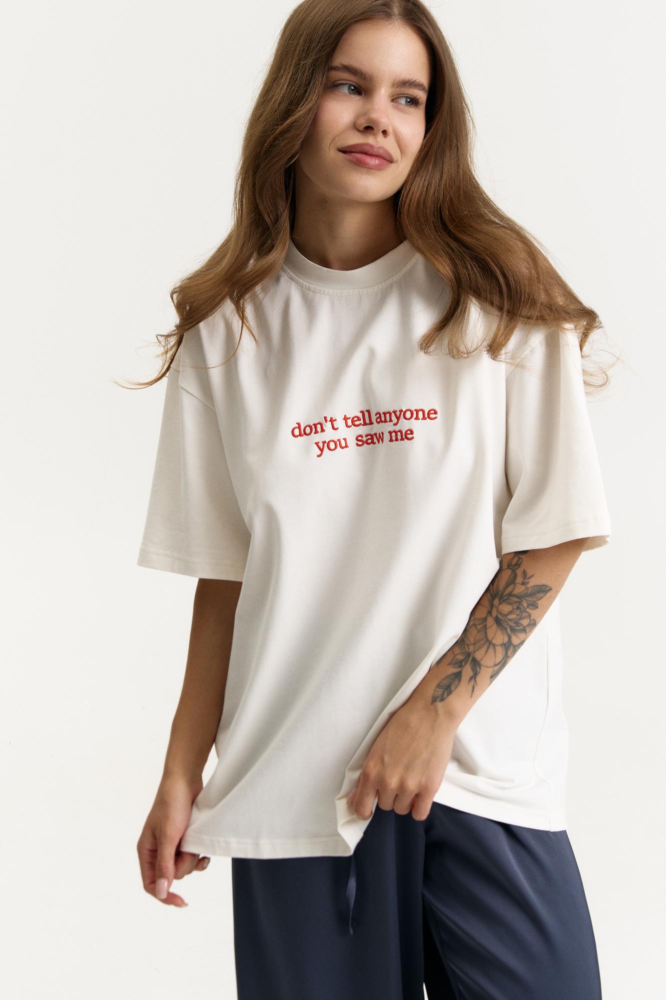 Футболка з вишитим написом