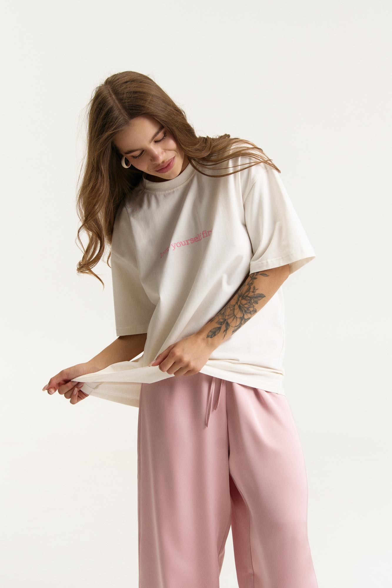 Футболка з вишитим написом