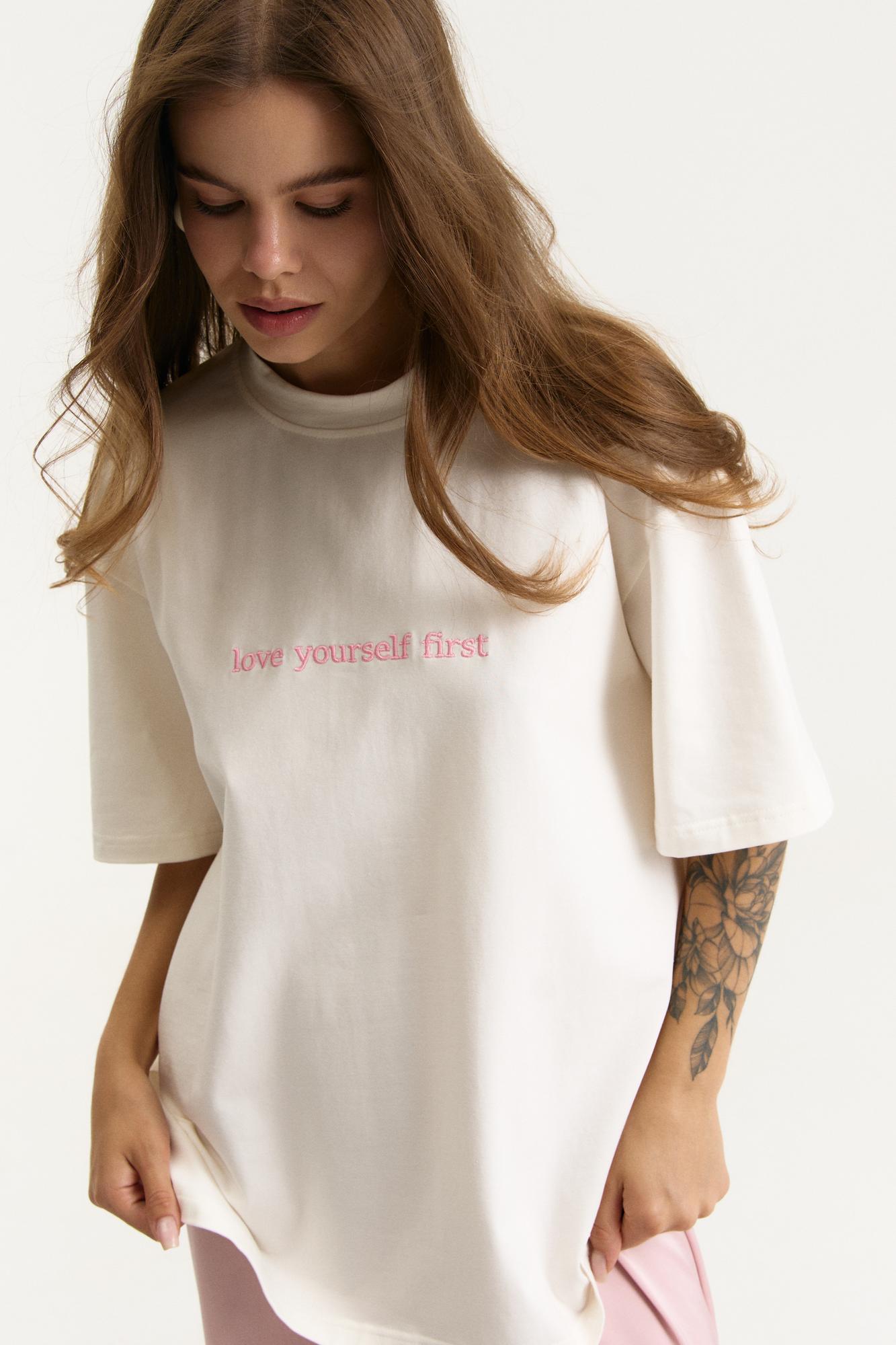 Футболка з вишитим написом