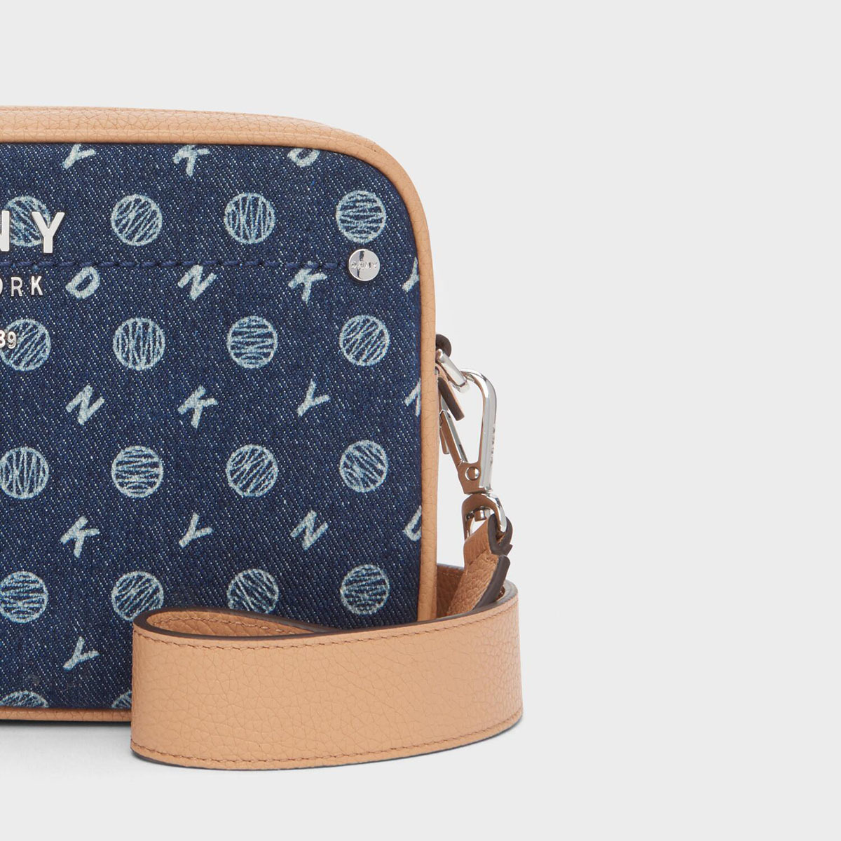 DKNY THOMPSON HERITAGE LOGO CAMERA BAG SS21 Denim Multi