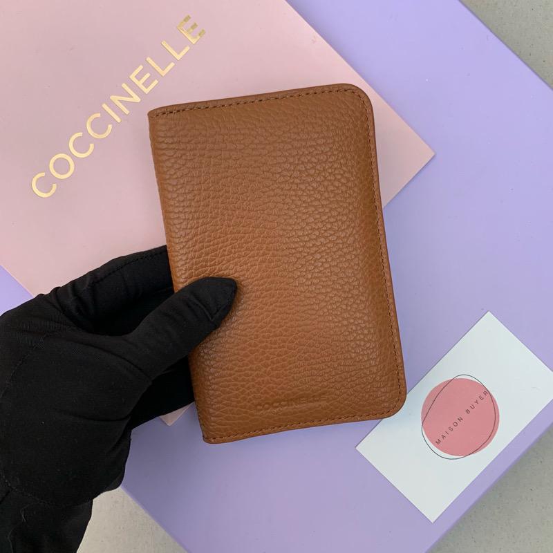 COCCINELLE PASSPORT COVER Caramel