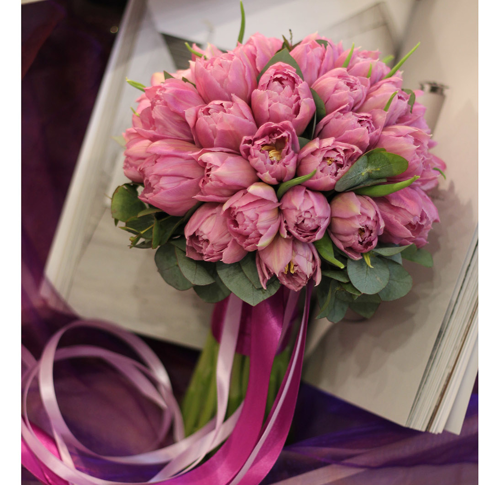 Купить Свадебный букет невесты из роз и тюльпанов R с доставкой в Санкт-Петербурге