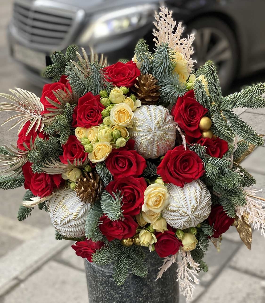 Новогодний букет. Необычный новогодний букет. Новогодний букет с розами. Японский новогодний букет. Рождественский букет Каскад.